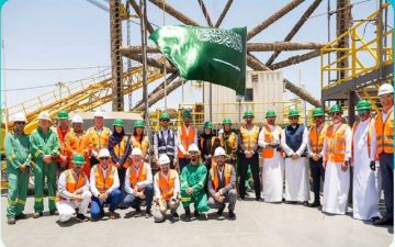 رفع العلم السعودي على إحدى أكبر منصات الحفر البحرية في العالم رفع العلم السعودي على إحدى أكبر منصات الحفر البحرية في العالم