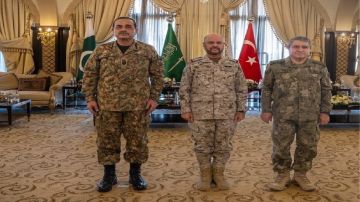 اجتماع لرؤساء أركان المملكة وباكستان وتركيا لبحث التهديدات الأمنية اجتماع لرؤساء أركان المملكة وباكستان وتركيا لبحث التهديدات الأمنية