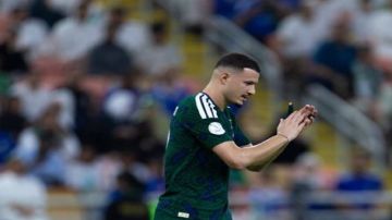 استبعاد عبدالله الحمدان من تشكيلة المنتخب الاساسية أمام عمان استبعاد عبدالله الحمدان من تشكيلة المنتخب الاساسية أمام عمان