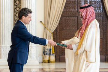 السفير الشمري يقدم أوراق اعتماده لرئيس رومانيا السفير الشمري يقدم أوراق اعتماده لرئيس رومانيا