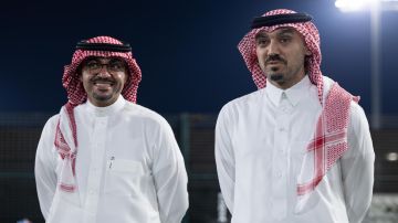 الأمير عبدالعزيز الفيصل والرزيزاء يلتقيان لاعبي الأخضر قبل انطلاق خليجي 27 الأمير عبدالعزيز الفيصل والرزيزاء يلتقيان لاعبي الأخضر قبل انطلاق خليجي 27