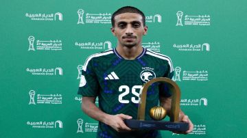 همام الهمامي يحصد جائزة رجل مباراة الأخضر والكويت همام الهمامي يحصد جائزة رجل مباراة الأخضر والكويت