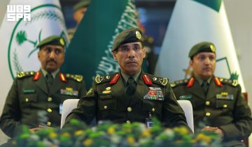 برعاية الأمير عبدالعزيز بن سعود.. مدير عام الجوازات المكلف يشهد تخريج (648) خريجا من الدورة التأهيلية للفرد الأساسي الـ(49) برعاية الأمير عبدالعزيز بن سعود.. مدير عام الجوازات المكلف يشهد تخريج (648) خريجا من الدورة التأهيلية للفرد الأساسي الـ(49)
