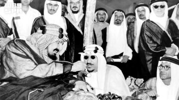 صورة للملك عبدالعزيز مع نجله الملك سعود في حفل افتتاح سكة الحديد بين الرياض والدمام صورة للملك عبدالعزيز مع نجله الملك سعود في حفل افتتاح سكة الحديد بين الرياض والدمام