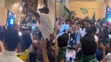 هتافات وأفراح جماهير الأخضر بالتأهل في خليجي 27 .. فيديو هتافات وأفراح جماهير الأخضر بالتأهل في خليجي 27 .. فيديو