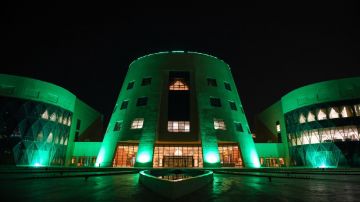 مبنى الدفاع المدني يكتسي باللون الأخضر احتفاء باليوم الوطني مبنى الدفاع المدني يكتسي باللون الأخضر احتفاء باليوم الوطني