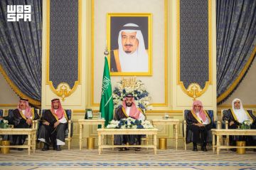 ولي العهد يستقبل أصحاب السمو الأمراء والفضيلة العلماء والمعالي وجمعا من المواطنين ولي العهد يستقبل أصحاب السمو الأمراء والفضيلة العلماء والمعالي وجمعا من المواطنين