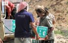 المملكة توزع (700) سلة غذائية في مديرية غيل باوزير بحضرموت