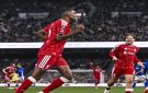 إيزاك يسجل ثنائية نادرة ويقود ليفربول لفوزه الأول في الدوري الإنجليزي
