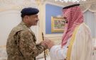 وزير الدفاع يلتقي قائد قوات الدفاع قائد الجيش الباكستاني