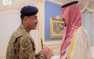 أكدا مواصلة الدفاع السعودي الباكستاني المشترك.. وزير الدفاع وقائد الجيش الباكستاني يبحثان الاعتداءات الآثمة 
