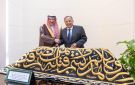 بتوجيه من خادم الحرمين ونيابة عن وزير الخارجية.. المهندس الخريجي يسلم الأمين العام لجامعة الدول العربية قطعة من كسوة الكعبة المشرفة هدية للجامعة - sa