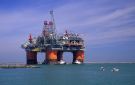 النفط يستقر متجاوز 100 دولار ويسجل مكاسب أسبوعية 8 مع تعطل الامدادات