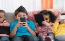 الأحمدي: تركيز الأطفال انخفض بسبب الجوال.. فيديو