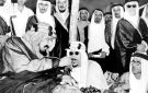 صورة للملك عبدالعزيز مع نجله الملك سعود في حفل افتتاح سكة الحديد بين الرياض والدمام