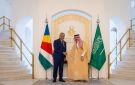 وزير الخارجية يبحث تطوير العلاقات مع نائب رئيس سيشل