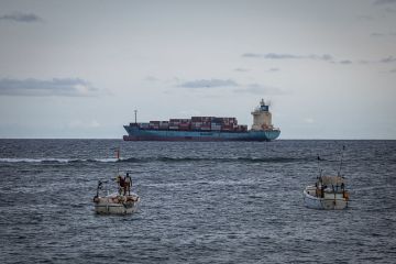 أمبري: مجهولون سيطروا على سفينة ترفع علم إيران قبالة الصومال