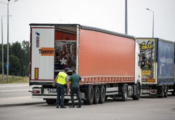 حرس الحدود البولندي يعتقل 17 مهاجرا من القرن الإفريقي حرس الحدود البولندي يعتقل 17 مهاجرا من القرن الإفريقي