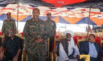 رئيس مجلس السيادة يقدم واجب العزاء في الفقيد الدكتور محمد طاهر إيلا رئيس مجلس السيادة يقدم واجب العزاء في الفقيد الدكتور محمد طاهر إيلا