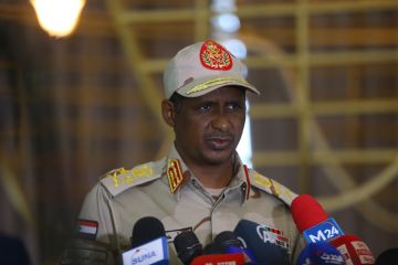 حميدتي يأسف لـالكارثة في الفاشر ويتعهد توحيد السودان سلما أو حربا حميدتي يأسف لـالكارثة في الفاشر ويتعهد توحيد السودان سلما أو حربا