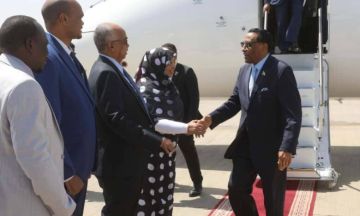 رئيس الوزراء د.كامل إدريس يعود الى البلاد بعد زيارة رسمية إلى أسمرا