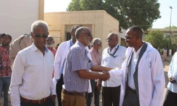 العاملون بمستشفى النو يستقبلون د. جمال الطيب احتفالا وابتهاجا لنيلة جائزة أورورا العالمية