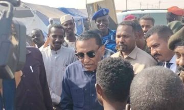 رئيس الوزراء يتفقد مركز ايواء نازحي الفاشر في الدبة بالولاية الشمالية