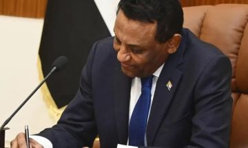 عودة رئيس الوزراء كامل إدريس إلى بورتسودان عودة رئيس الوزراء كامل إدريس إلى بورتسودان