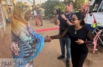 إعلامية مشهورة تصل معسكر العفاض في الدبة