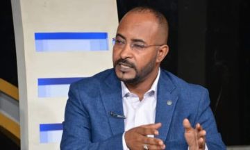 صحفي سوداني يدون بلاغات ضد مدير مكتب كامل ادريس ومستشارين ويطالب بتعويض 5 ملايين دولار