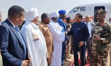 رئيس الوزراء يصل معسكر نازحي الفاشر بالدبه ووالي الشماليه في إستقباله رئيس الوزراء يصل معسكر نازحي الفاشر بالدبه ووالي الشماليه في إستقباله