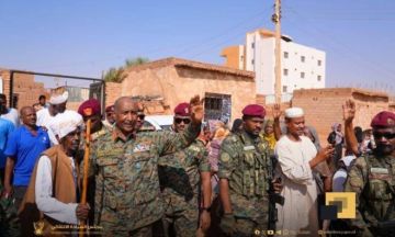 البرهان يزور منطقة حي المصطفى في شرق النيل.. ويلتقي بالمواطنين