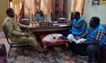 المدير التنفيذي لمحلية الدبة والمفوض السامية لشؤون اللاجئين يبحثان تعزيز خدمات النازحين