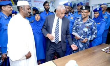 وزير الداخلية يدشن العمل بإستخراج البطاقة الشخصية وبطاقة الأجانب من أصول سودانية