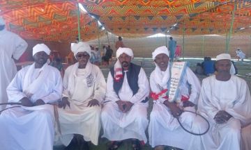 الزميل الصحفي خالد النور عريسا والمدير التنفيذي لمحلية الدبة يشهد عقد القران