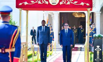 الرئيس المصري يقيم مراسم استقبال رسمية على شرف زيارة رئيس مجلس السيادة لمصر