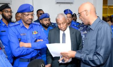 وزير الداخلية يتفقد مصنع الجواز الإلكترونى ببورتسودان وزير الداخلية يتفقد مصنع الجواز الإلكترونى ببورتسودان