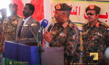 حيا الدرع والمشتركة.. البرهان يتعهد بصياغة السودان من جديد والعودة للعلم القديم
