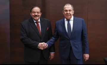 لافروف يجتمع مع نظيره السوداني علي الشريف على هامش منتدى أنطاليا الدبلوماسي