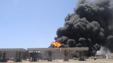 انفجارات قوية في مطار بورتسودان إثر استهداف مسيرات لخزانات الوقود انفجارات قوية في مطار بورتسودان إثر استهداف مسيرات لخزانات الوقود