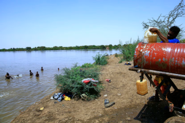 الأزمات تخنق السودانيين.. استمرار للقتال وكلفة مدنية تتفاقم وكوليرا تحصد الأرواح الأزمات تخنق السودانيين.. استمرار للقتال وكلفة مدنية تتفاقم وكوليرا تحصد الأرواح