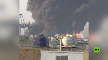 مشاهد لحريق هائل في بورتسودان بعد تعرضه لهجوم بمسيرات مشاهد لحريق هائل في بورتسودان بعد تعرضه لهجوم بمسيرات