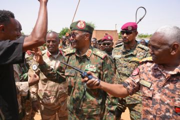 القوات المسلحة السودانية تنعى وزيرا سابقا شغل مناصب عسكرية رفيعة وتوفي في القاهرة (صورة) القوات المسلحة السودانية تنعى وزيرا سابقا شغل مناصب عسكرية رفيعة وتوفي في القاهرة (صورة)