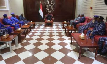 رئيس مجلس الوزراء السيد البروفسور كامل إدريس يتفقد وزارة الداخلية