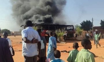 أم روابة: حريق مفاجئ يقضي على بص سفري بالكامل