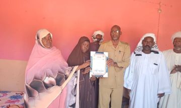 تفوق باهر: مدير الوحدة الإدارية يكرم الطالبة مزن عبدالمنعم