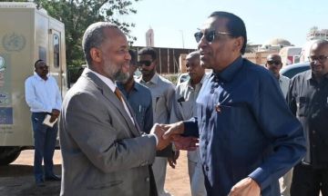 رئيس الوزراء يتفقد معمل إستاك بعد الدمار والنهب: الحكومة تتعهد بإعادة التأهيل