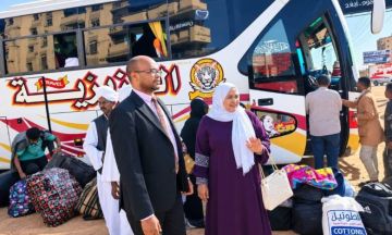 وزير التربية يستقبل الفوج قبل الأخير من العائدين من مصر من منسوبي الوزارة وزير التربية يستقبل الفوج قبل الأخير من العائدين من مصر من منسوبي الوزارة