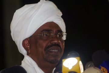 السودان.. نقل عمر البشير إلى مقر سكني في الخرطوم بإشراف عسكري