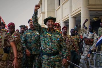 وزير سوداني سابق: ما يجري في بلادنا مؤامرة دولية وإسرائيل تقف وراء مخطط القبض على البرهان أو قتله